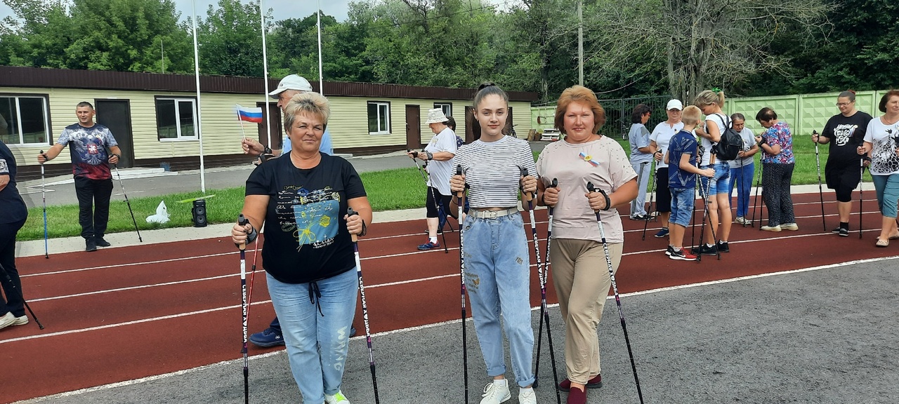 Фестиваль финской ходьбы, посвящённом Дню флага России..