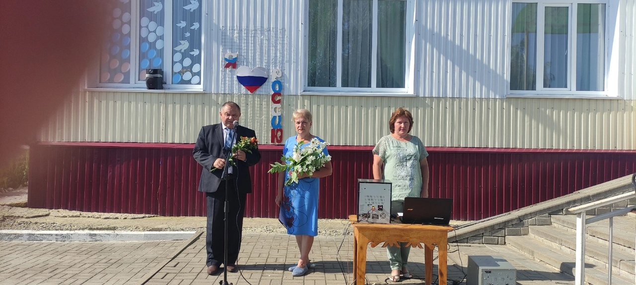 Возложение цветов к памятнику односельчанам, погибшим в годы Великой Отечественной войны.